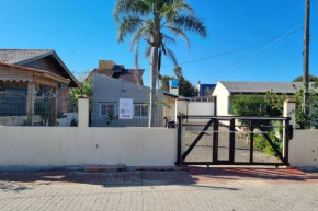 Casa com 2 quartos, garagem, a 3 quadras da praia!